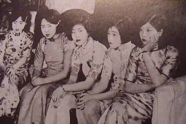 日本煙花女站街60年拉客,74歲仍盛裝打扮站街頭,真相卻惹人淚目