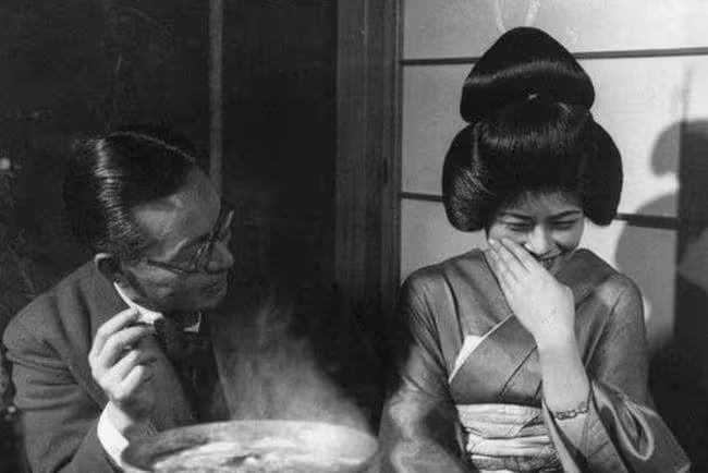日本煙花女站街60年拉客，74歲仍盛裝打扮站街頭，真相卻惹人淚目