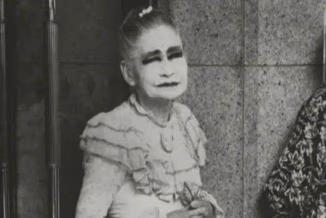 日本煙花女站街60年拉客，74歲仍盛裝打扮站街頭，真相卻惹人淚目