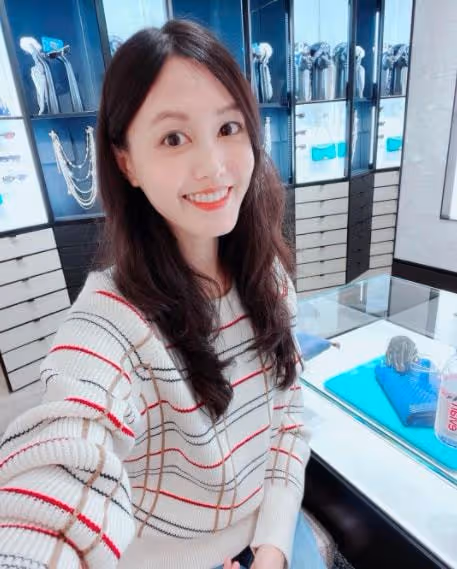 38歲女星揭露豪門生活，累到睡地板一周沒刷牙，為照顧女兒落病根