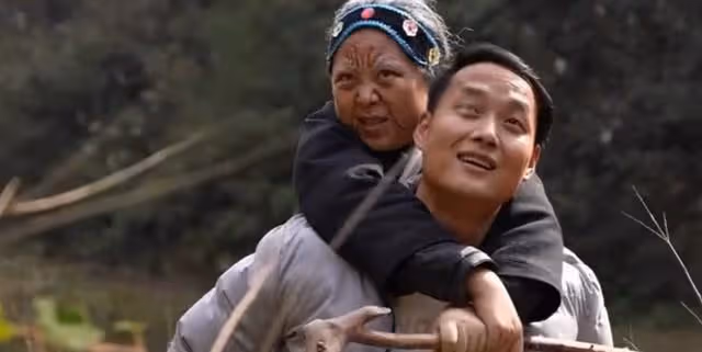 開心外婆:扮演老太太吸粉百萬,演技堪比宋丹丹,真實樣貌遭垂涎