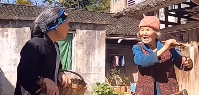 開心外婆:扮演老太太吸粉百萬,演技堪比宋丹丹,真實樣貌遭垂涎