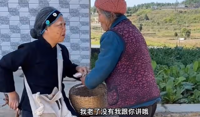 開心外婆:扮演老太太吸粉百萬,演技堪比宋丹丹,真實樣貌遭垂涎