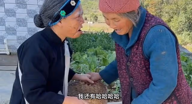 開心外婆:扮演老太太吸粉百萬,演技堪比宋丹丹,真實樣貌遭垂涎