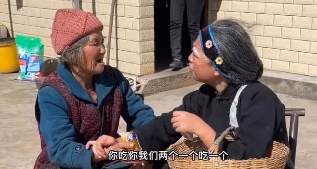 開心外婆:扮演老太太吸粉百萬,演技堪比宋丹丹,真實樣貌遭垂涎