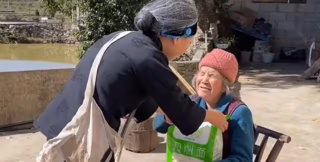 開心外婆:扮演老太太吸粉百萬,演技堪比宋丹丹,真實樣貌遭垂涎