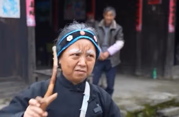 開心外婆:扮演老太太吸粉百萬,演技堪比宋丹丹,真實樣貌遭垂涎