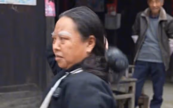 開心外婆:扮演老太太吸粉百萬,演技堪比宋丹丹,真實樣貌遭垂涎