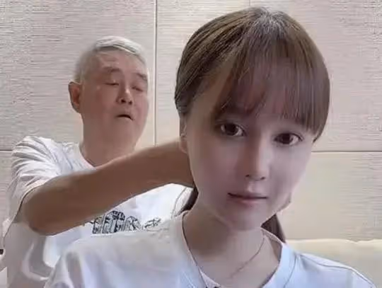 趙本山不喜歡球球男朋友抹臉塗粉,農民出身的他,依然保持守舊