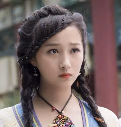 當年劇組沒錢打首飾，女演員頭頂彎月麻花辮，卻個個美成永恆經典