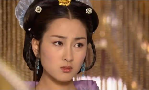 當年劇組沒錢打首飾，女演員頭頂彎月麻花辮，卻個個美成永恆經典
