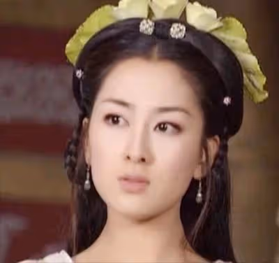 當年劇組沒錢打首飾，女演員頭頂彎月麻花辮，卻個個美成永恆經典