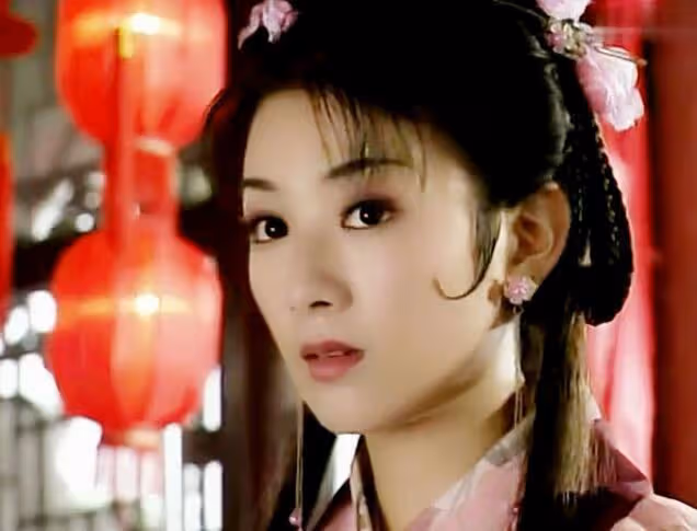 當年劇組沒錢打首飾，女演員頭頂彎月麻花辮，卻個個美成永恆經典