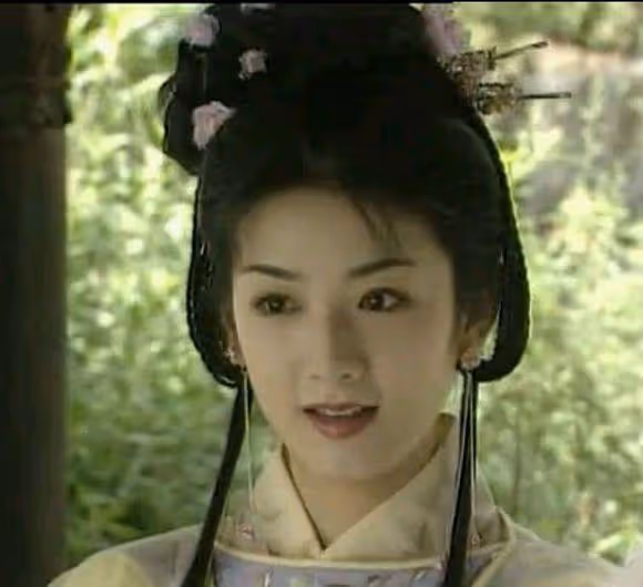 當年劇組沒錢打首飾，女演員頭頂彎月麻花辮，卻個個美成永恆經典