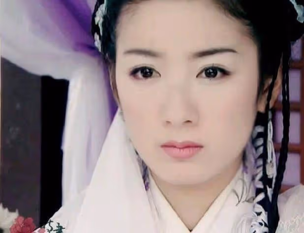 當年劇組沒錢打首飾，女演員頭頂彎月麻花辮，卻個個美成永恆經典