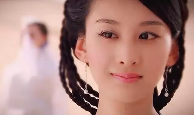 當年劇組沒錢打首飾,女演員頭頂彎月麻花辮,卻個個美成永恆經典