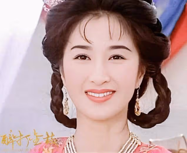 當年劇組沒錢打首飾,女演員頭頂彎月麻花辮,卻個個美成永恆經典