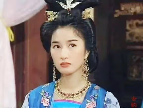 當年劇組沒錢打首飾,女演員頭頂彎月麻花辮,卻個個美成永恆經典
