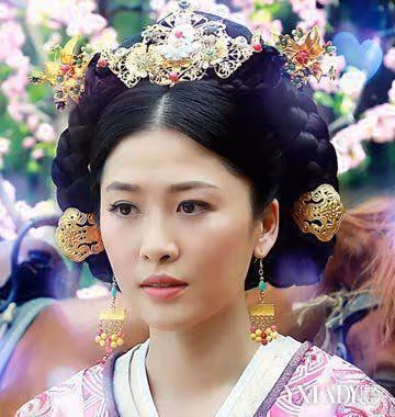 當年劇組沒錢打首飾,女演員頭頂彎月麻花辮,卻個個美成永恆經典