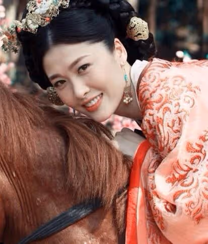 當年劇組沒錢打首飾,女演員頭頂彎月麻花辮,卻個個美成永恆經典