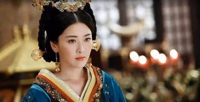 當年劇組沒錢打首飾,女演員頭頂彎月麻花辮,卻個個美成永恆經典