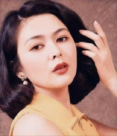 我情史豐富,知三當三,男友個個是富豪,關之琳:是貧窮改變了我