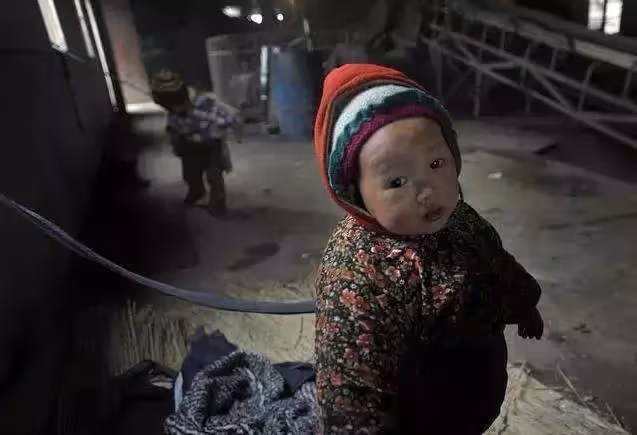 寶貝對不起!窯工子女無人照看,孩子們每天被拴門窗下10個小時,媽媽心疼卻也無可奈何,網友:都是為了生活!