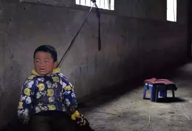 寶貝對不起!窯工子女無人照看,孩子們每天被拴門窗下10個小時,媽媽心疼卻也無可奈何,網友:都是為了生活!