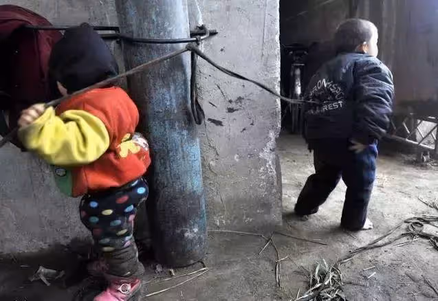 寶貝對不起!窯工子女無人照看,孩子們每天被拴門窗下10個小時,媽媽心疼卻也無可奈何,網友:都是為了生活!
