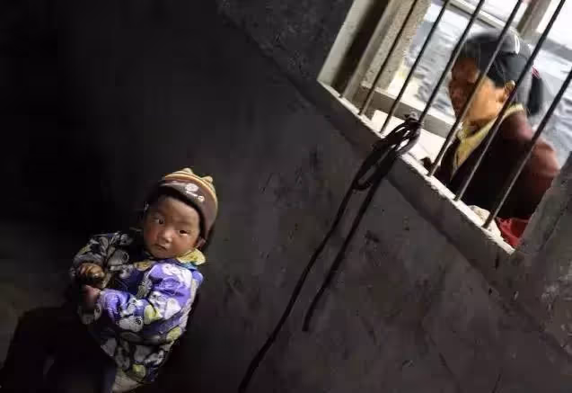 寶貝對不起!窯工子女無人照看,孩子們每天被拴門窗下10個小時,媽媽心疼卻也無可奈何,網友:都是為了生活!