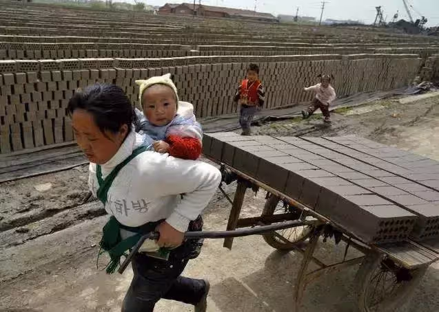 寶貝對不起!窯工子女無人照看,孩子們每天被拴門窗下10個小時,媽媽心疼卻也無可奈何,網友:都是為了生活!