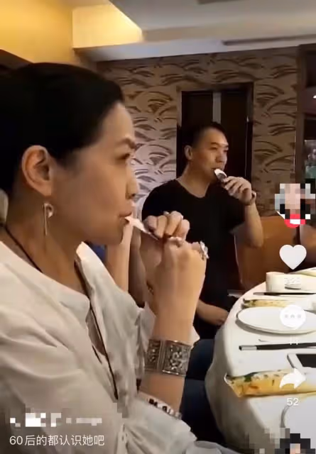 知名戲骨聚會狂喝保健品，滿身首飾顯富貴，皮膚光滑不似花甲老人