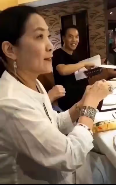 知名戲骨聚會狂喝保健品，滿身首飾顯富貴，皮膚光滑不似花甲老人