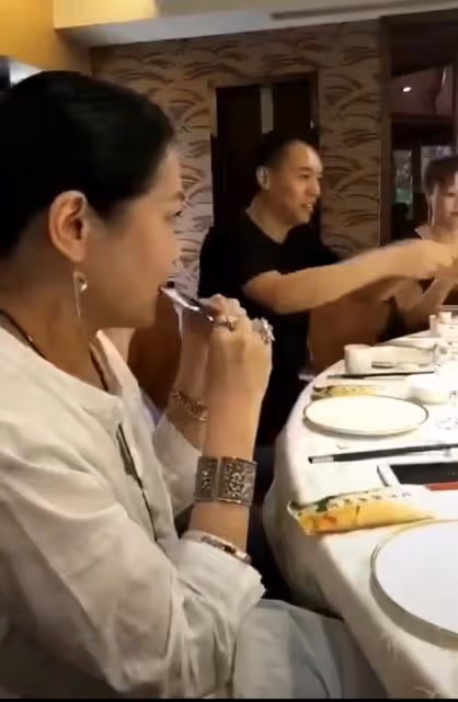 知名戲骨聚會狂喝保健品，滿身首飾顯富貴，皮膚光滑不似花甲老人