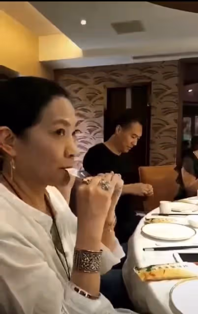 知名戲骨聚會狂喝保健品，滿身首飾顯富貴，皮膚光滑不似花甲老人