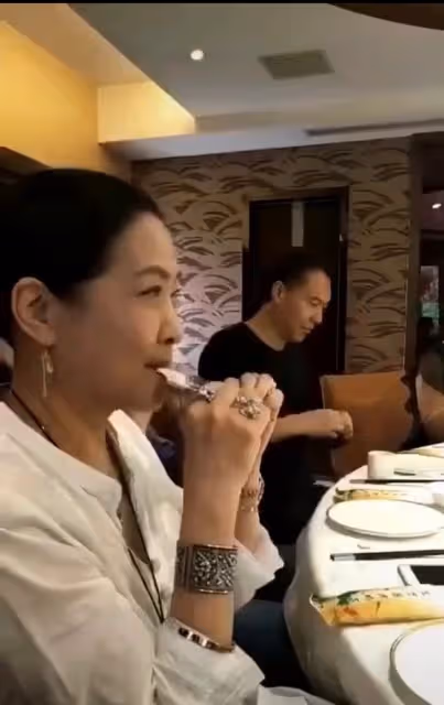 知名戲骨聚會狂喝保健品，滿身首飾顯富貴，皮膚光滑不似花甲老人