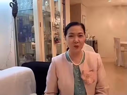 知名戲骨聚會狂喝保健品，滿身首飾顯富貴，皮膚光滑不似花甲老人