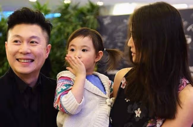 來中國撈金卻不願說中文!李小鵬妻子惹怒全網,吳京怒揭其遮羞布