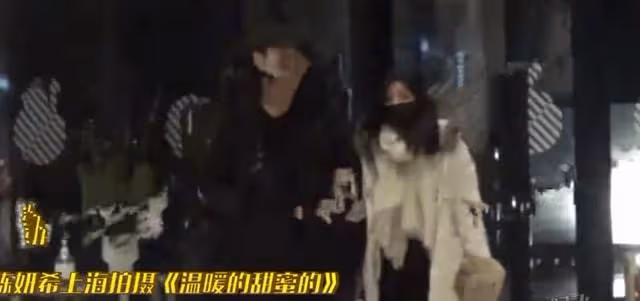 陳曉探班陳妍希,酒店樓下大撒狗糧,女方臉上泛油浮腫狀態差