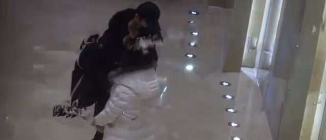 陳曉探班陳妍希,酒店樓下大撒狗糧,女方臉上泛油浮腫狀態差