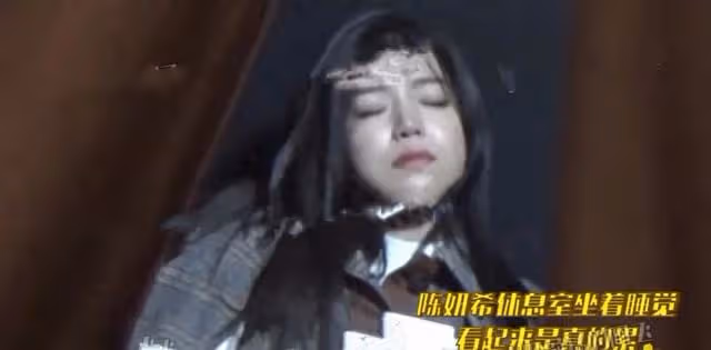 陳曉探班陳妍希,酒店樓下大撒狗糧,女方臉上泛油浮腫狀態差