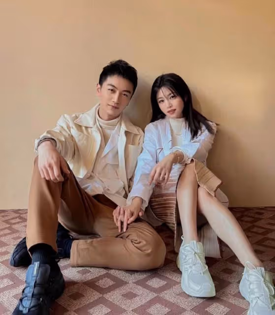 陳曉探班陳妍希,酒店樓下大撒狗糧,女方臉上泛油浮腫狀態差