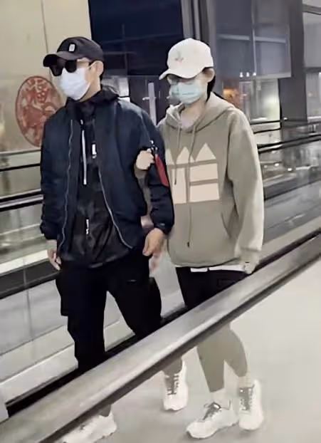 鄭愷一家現身機場,苗苗小腹突出走姿怪被疑懷二胎,此前一直備孕