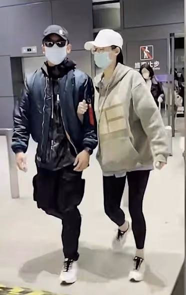 鄭愷一家現身機場,苗苗小腹突出走姿怪被疑懷二胎,此前一直備孕