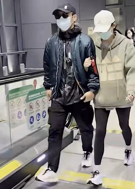 鄭愷一家現身機場,苗苗小腹突出走姿怪被疑懷二胎,此前一直備孕