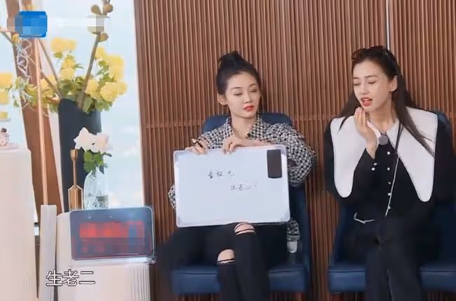 鄭愷一家現身機場,苗苗小腹突出走姿怪被疑懷二胎,此前一直備孕