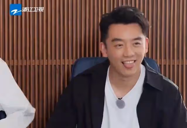 鄭愷一家現身機場,苗苗小腹突出走姿怪被疑懷二胎,此前一直備孕