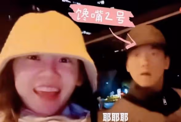 鄭愷一家現身機場,苗苗小腹突出走姿怪被疑懷二胎,此前一直備孕