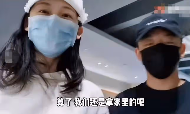 鄭愷一家現身機場,苗苗小腹突出走姿怪被疑懷二胎,此前一直備孕