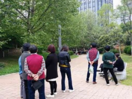 我去城裡幫兒媳帶娃,由於沒有退休金,老伴去工地打工掙養老錢